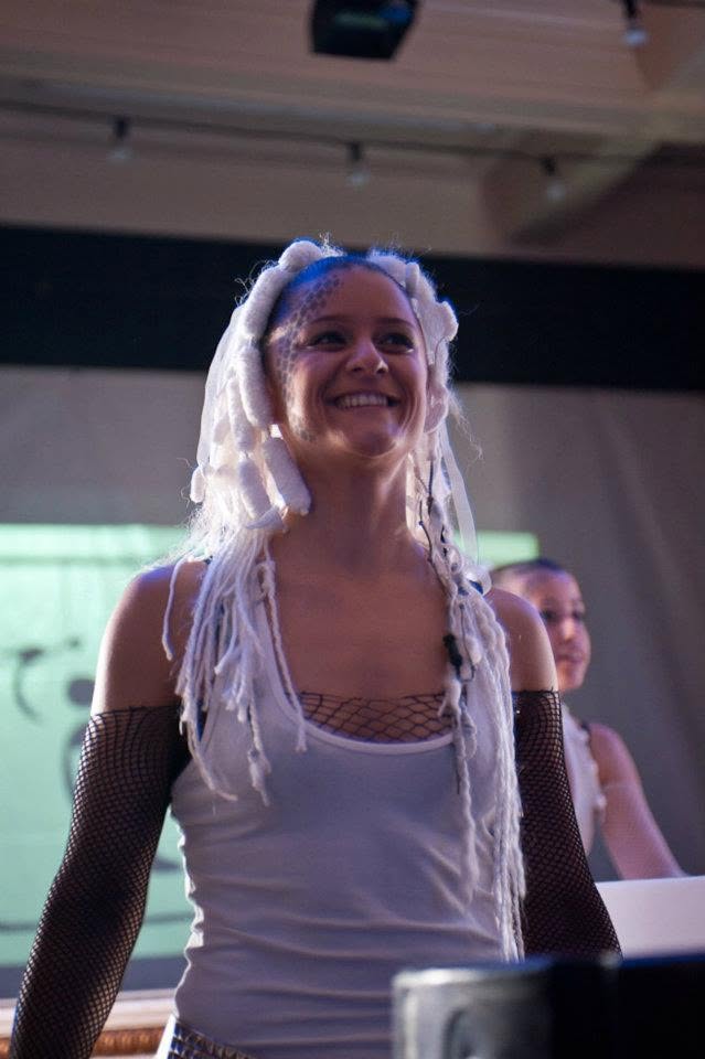 Marina Nogueira em palco, durante os seus anos como música